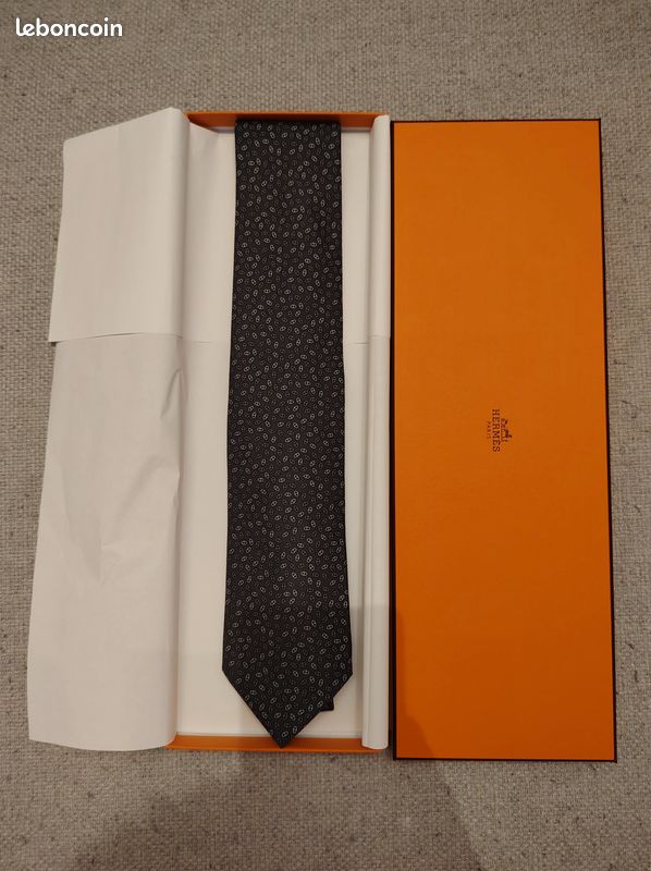 Cravate HERMÈS Paris 100% Soie - Marine, Rose, Vert, Blanc - Neuve Sous Blister - Sans Étiquette