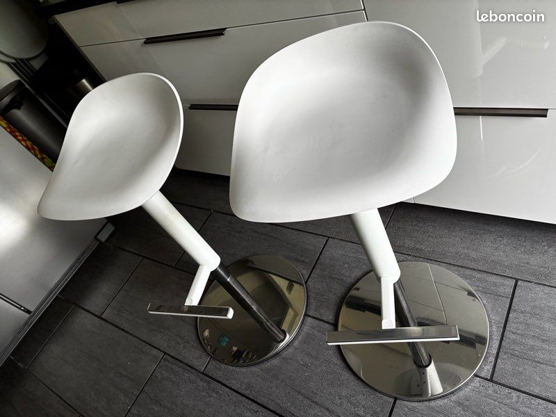 Chaise de bar blanche (image 1)
