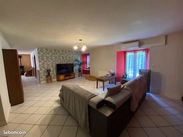 Maison 10 pièces 230 m² · à La Tour-d'Auvergne · 230 m² · 299 000 €