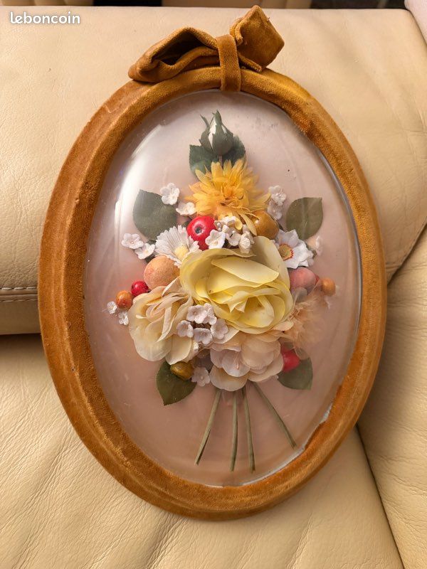 ANCIEN CADRE ROND verre bombé Fleurs séchées/fond en tissu et noeud en velours EUR 25,00