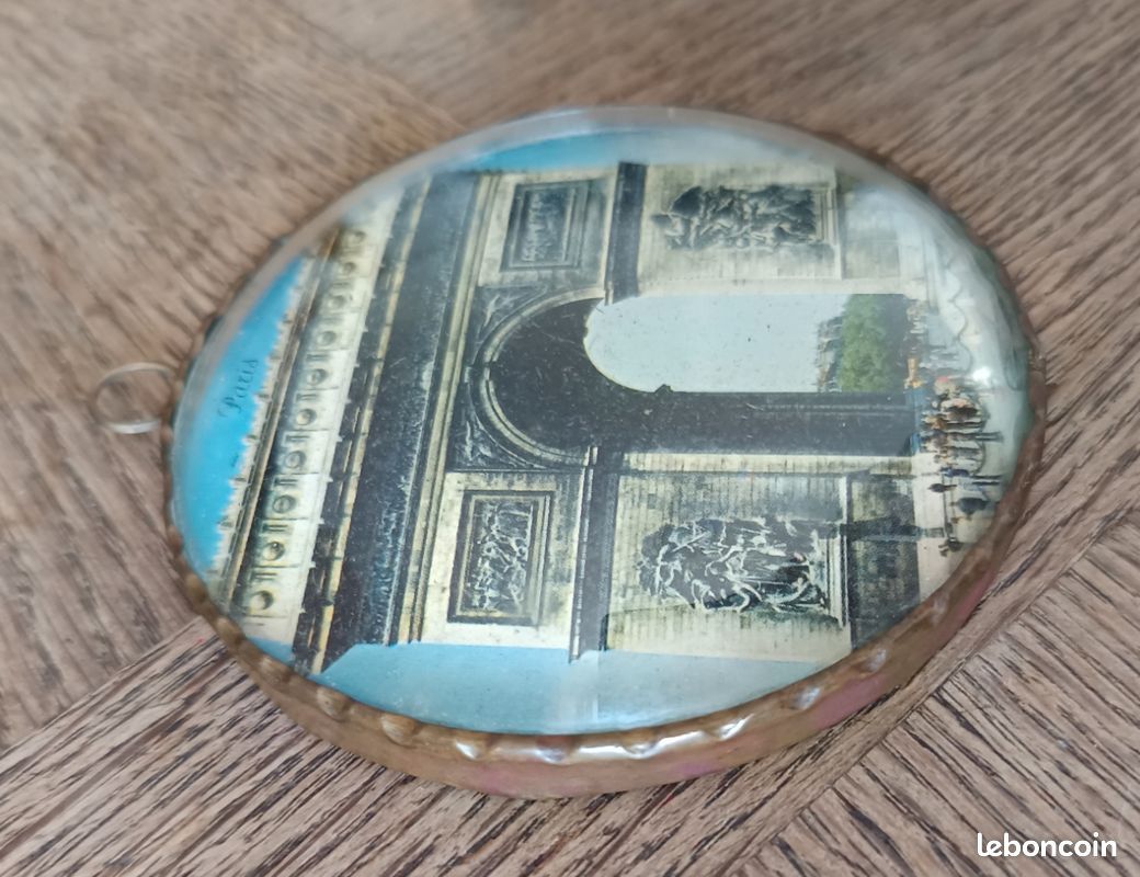 Médaillon souvenir vintage Paris - Arc de Triomphe sous face bombée (image 6)