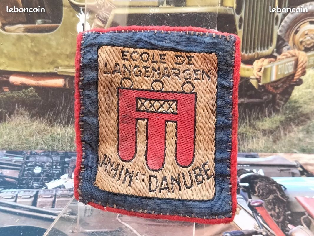 Médaille émaillée 1ère Armée, Rhin Et Danube - 25x20 Mm, Fabrication Française