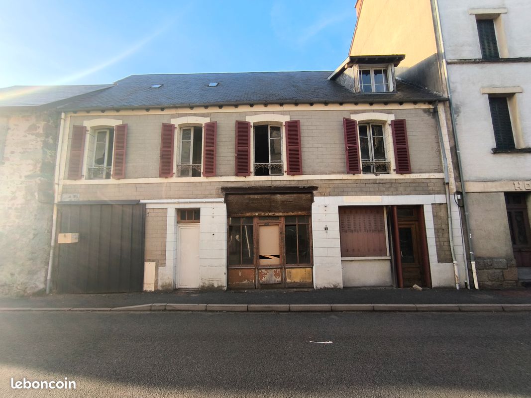 Maison 13 pièces 230 m² · à La Courtine · 230 m² · 22 000 €