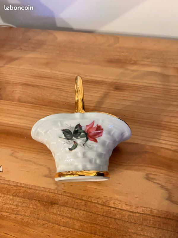 Petit panier en porcelaine blanche et dorures (image 4)
