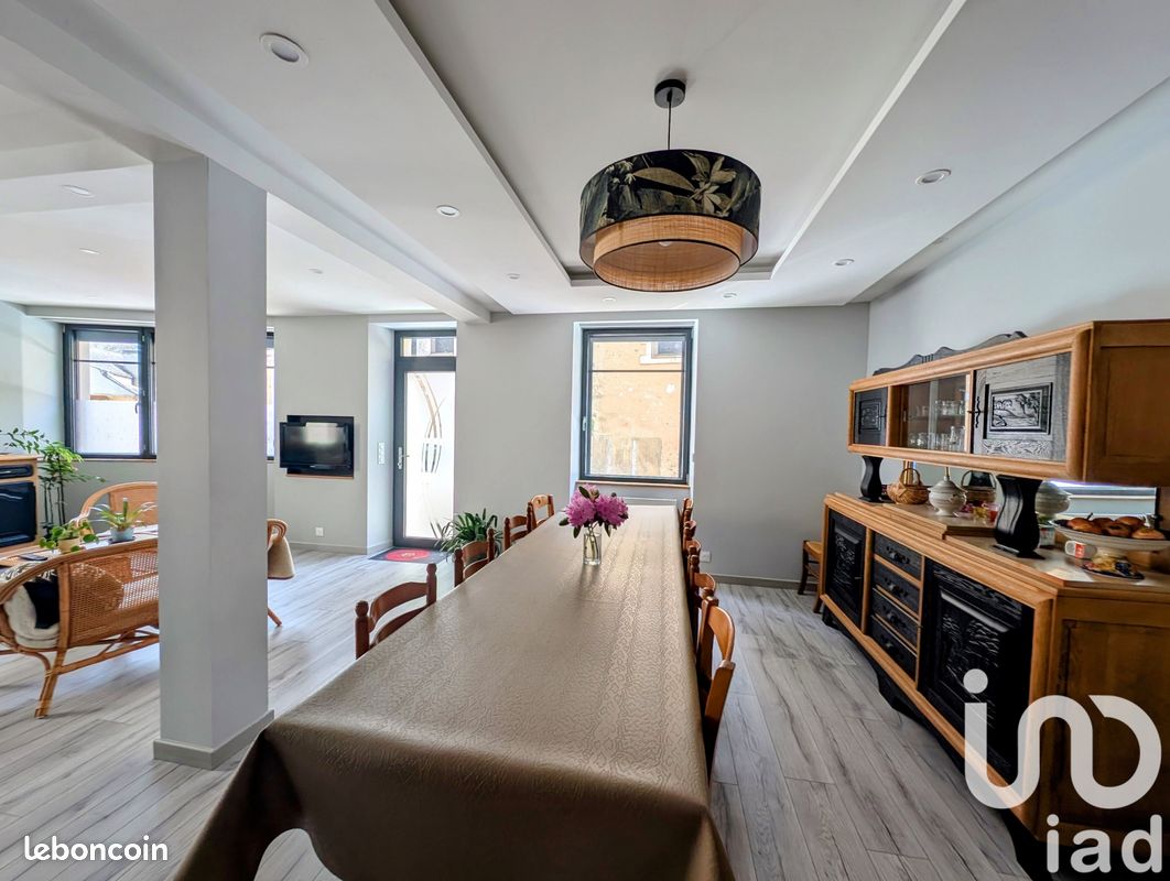 Maison 6 pièces 248 m² · à Yvré-le-Pôlin · 248 m² · 233 000 €