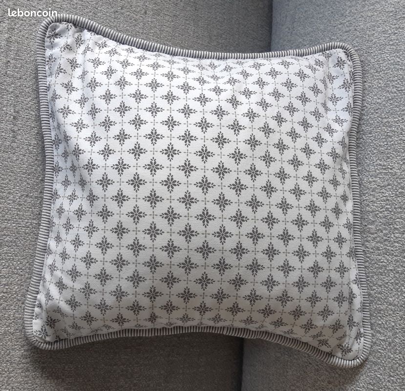 HOUSSE de COUSSIN DÉCORATION / AMEUBLEMENT VINTAGE Motifs: CROIX FLEURS GRISES (image 2)
