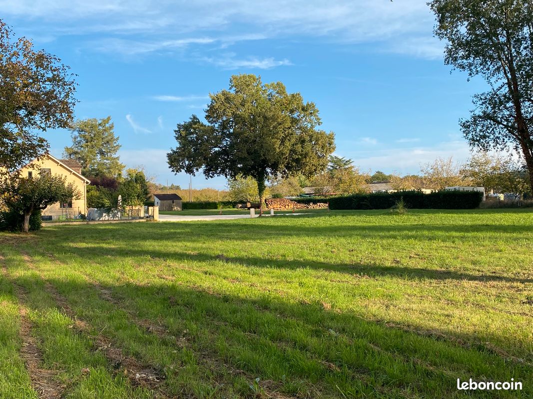 Terrain constructible 3710 m² divisible/ projet près de SARLAT/ viabilisé · à Carsac-Aillac · 99 000 €