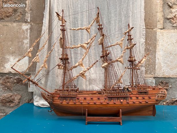 Maquette De Bateau Ancienne - Le Superbe 1794 - Modèle Réduit De Navire