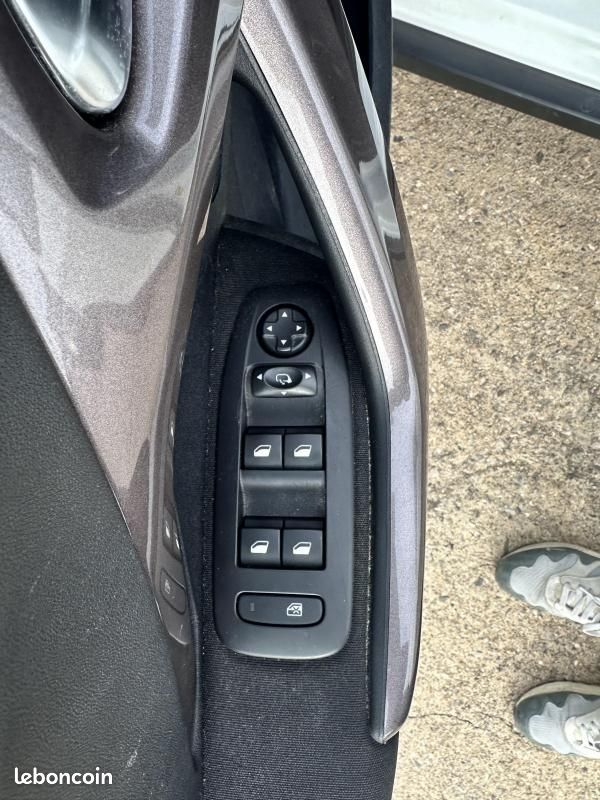 Peugeot 2008 1.2 82ch BVM5 Access (image 11)