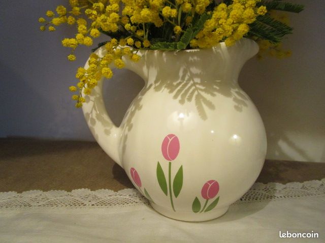 PICHET en FAIENCE ? BLANCHE DECOR TULIPES DES ANNEES 70 (image 2)