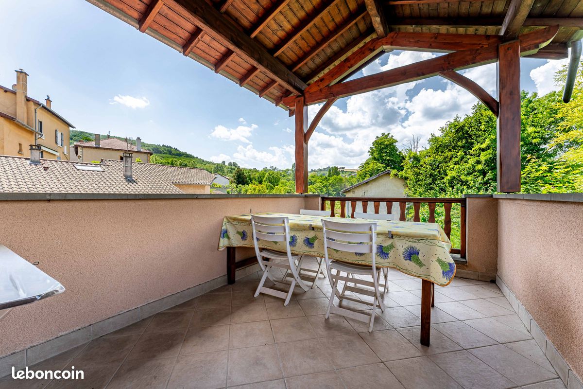 Maison 8 pièces 153 m² · à Vindry-sur-Turdine · 153 m² · 330 000 €