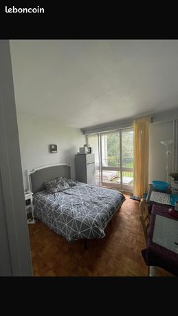 Loue grande chambre meublee