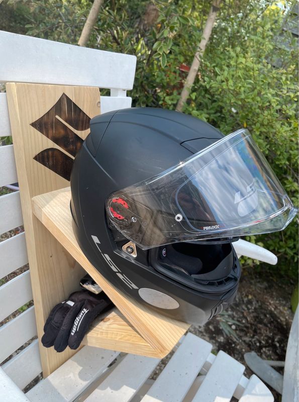 Support de casque en bois Suzuki - Équipement moto
