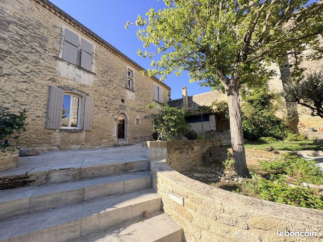 Maison 6 pièces 217 m² · à Pujaut · 217 m² · 1 995 €/mois