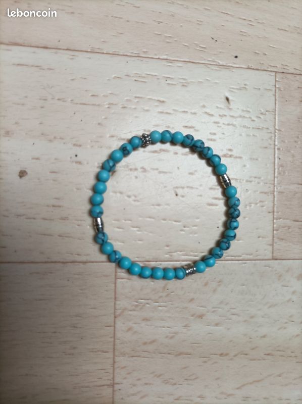 Bracelet en petites pierres couleur turquoise (image 1)