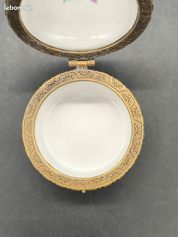 Petite Boîte Pilulier Vintage En Porcelaine – Scène Galante Couleur Or, Accessoire Rétro Pour Collection