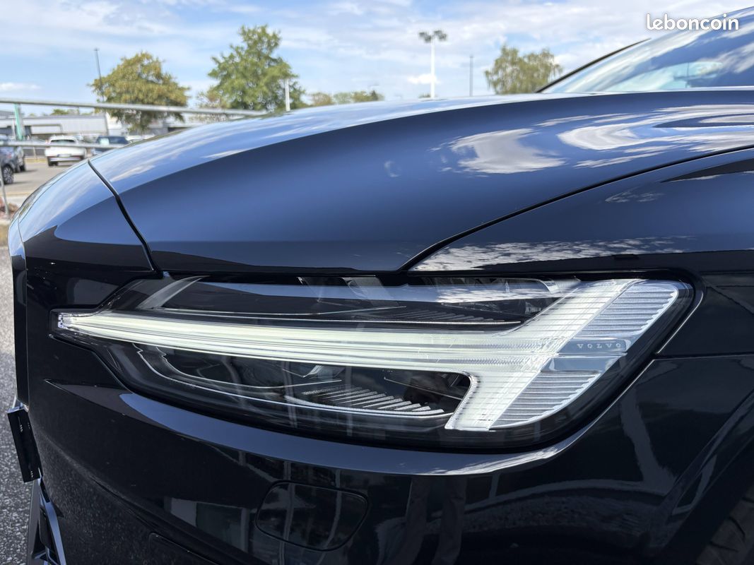 VOLVO V60 Micro hybride essence B4 197 ch DCT7 Ultra Style Dark (image 32)