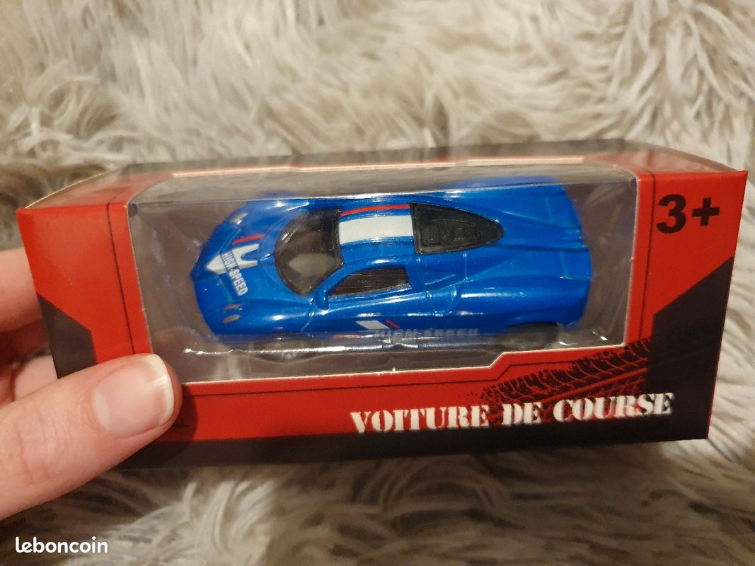 Voiture de course en métal (image 5)