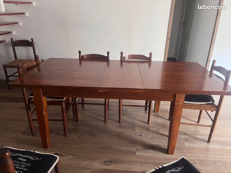 Table salle à manger et 8 chaises en bois (image 1)