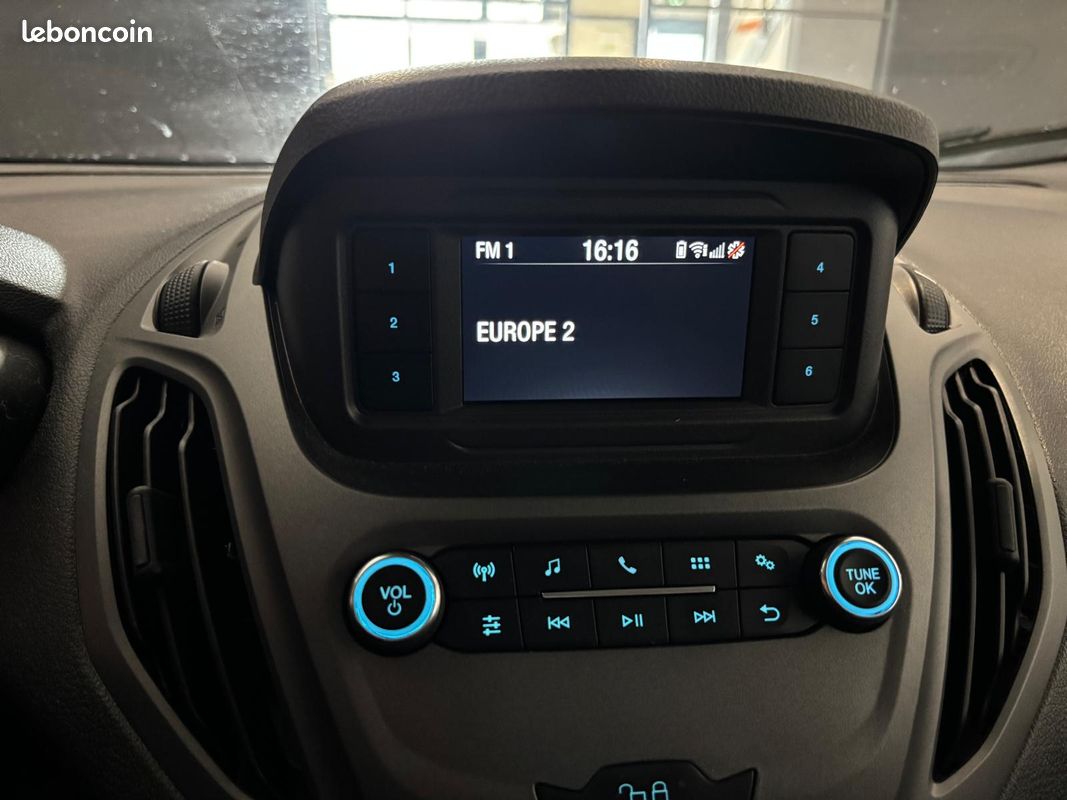 FORD TRANSIT COURIER FOURGON 1.0 AMBIENTE 100 TVA RECUPERABLE Clim Kit main libre (image 22)
