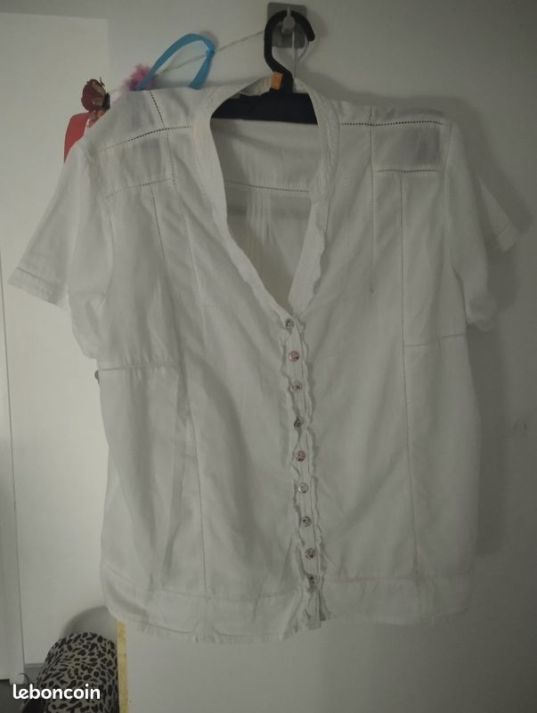 Duo de chemises sur cintre neuve une a marron poid blanc et l'autre blanche (image 2)