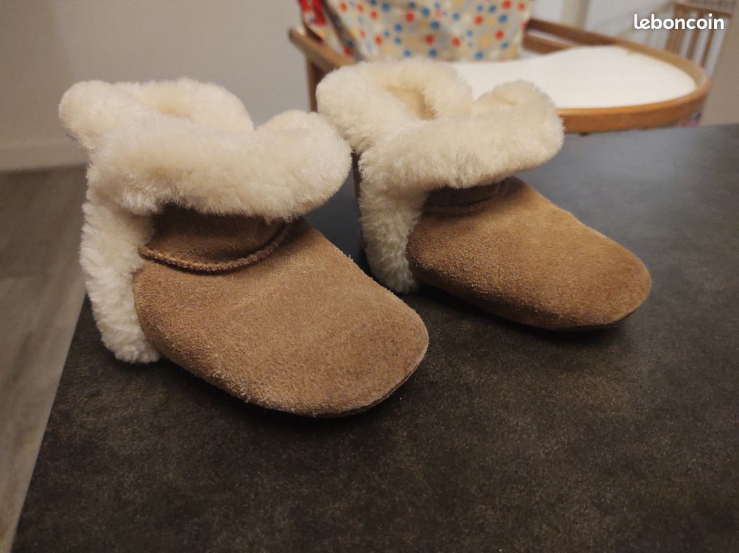 Bottines cuir doublées UGG taille 20 Chaussures