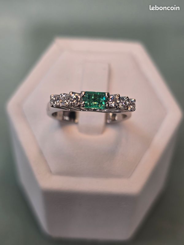 Bague En Or 18 Carats (750/1000) Avec Pierre Verte Rectangulaire - Poids 2,34g - Occasion