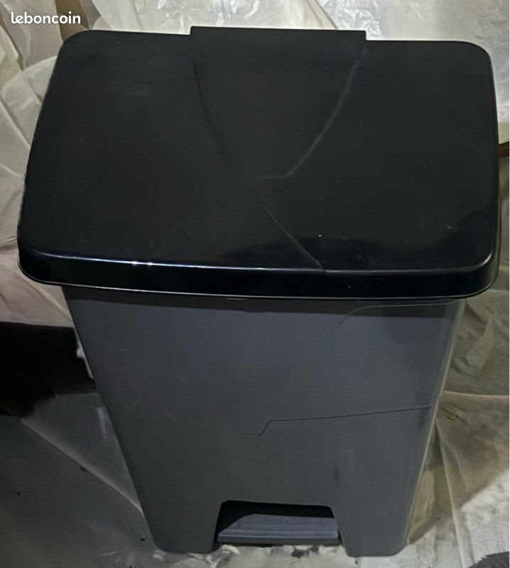 Poubelle à pédale 45 L – Grande capacité, propre et fonctionnelle (image 1)
