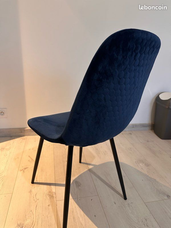Chaise scandinave bleu nuit – Très bon état (image 3)