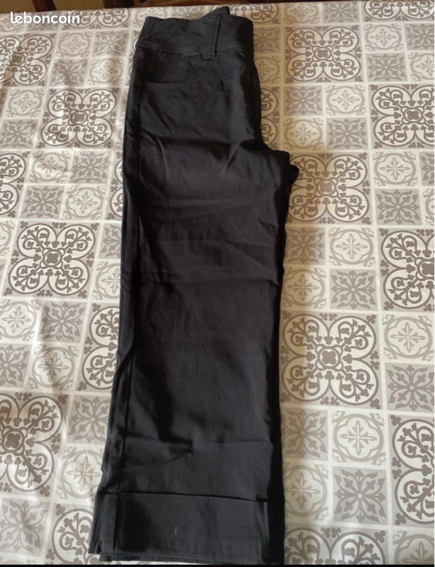 Pantacourt noir taille 40 (image 2)