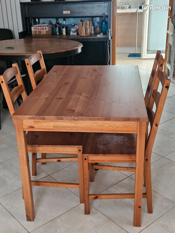 Table chaises IKEA Ameublement
