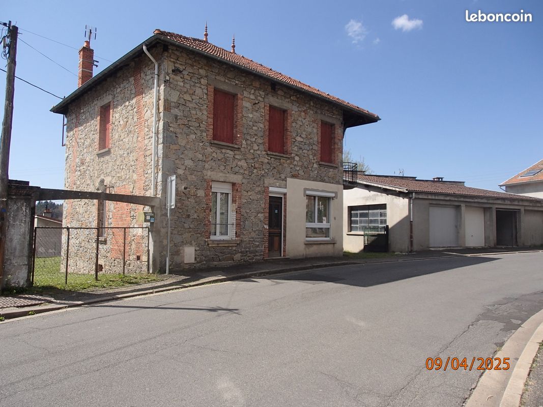 Maison 8 pièces 140 m² · à La Monnerie-le-Montel · 140 m² · 90 000 €