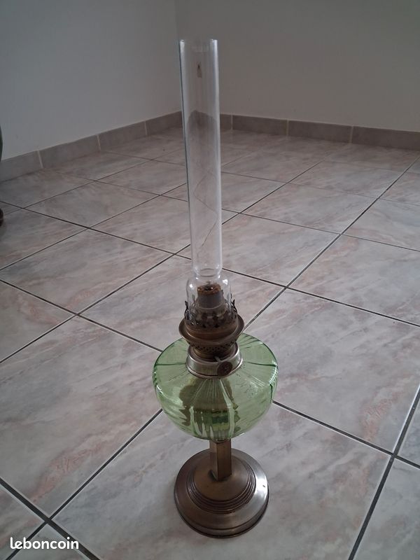 Lampe a pétrole ancienne (image 1)