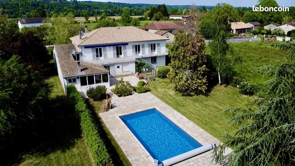 Maison 9 pièces 355 m² · à Neuvic · 355 m² · 400 000 €
