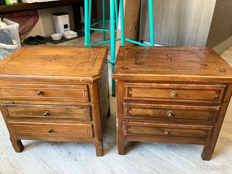 Paire de chevets anciens en bois massif avec décor en marqueterie (image 3)