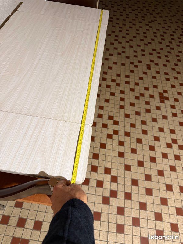Divers table en formica et chaises (image 2)