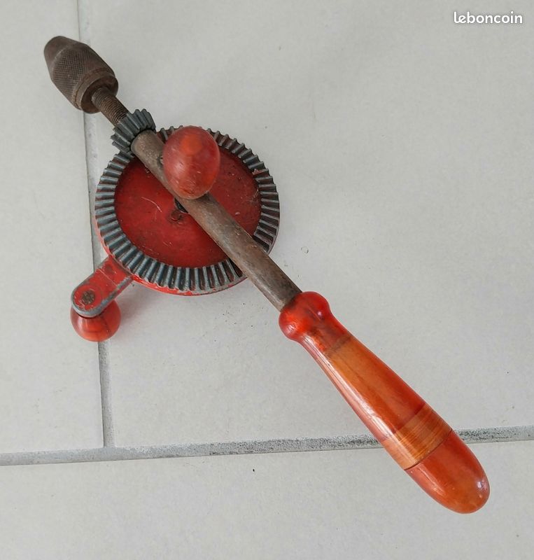 Lot De 2 Anciens Outils à Main : Perceuse Chignole Et Plane De Menuisier - Déco Rétro
