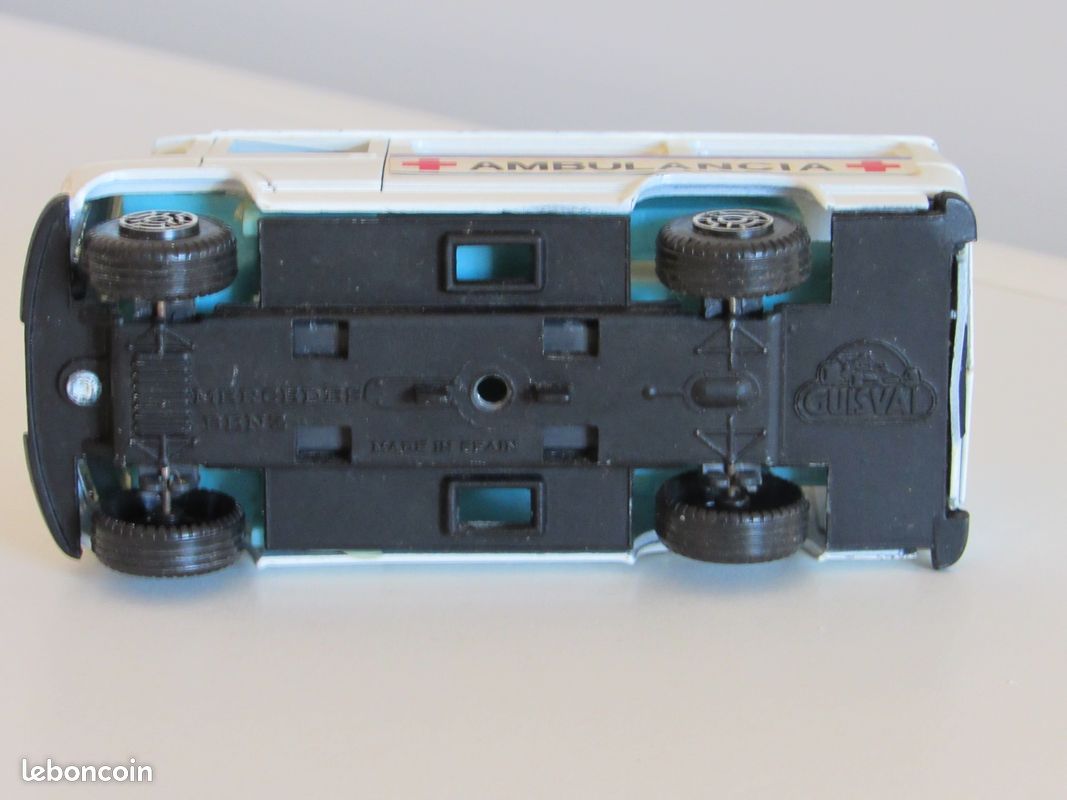 MINIATURE GUISVAL, FOURGON Mercedes benz Ambulancia EUR 35,00 - ES