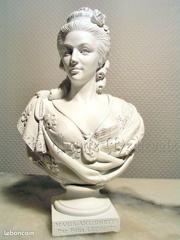 Sold at Auction: Buste de Marie-Antoinette - En biscuit reposant sur un socle piédouche