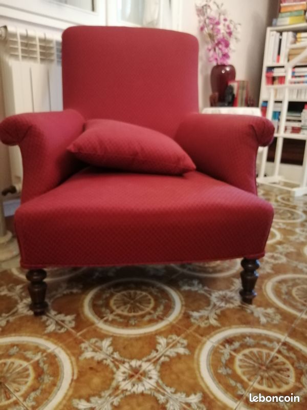 Fauteuil en tissu entierement refait avec une housse de protection (image 4)