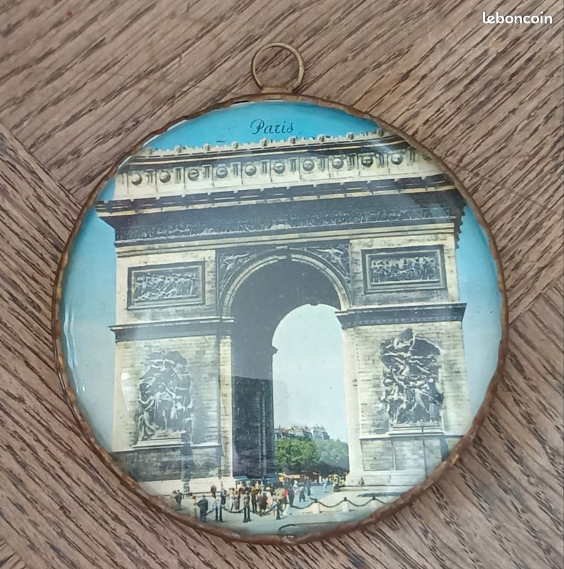 Médaillon souvenir vintage Paris - Arc de Triomphe sous face bombée (image 2)