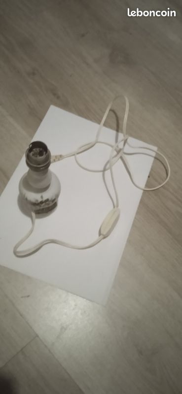 Petit pied de lampe en porcelaine (image 5)