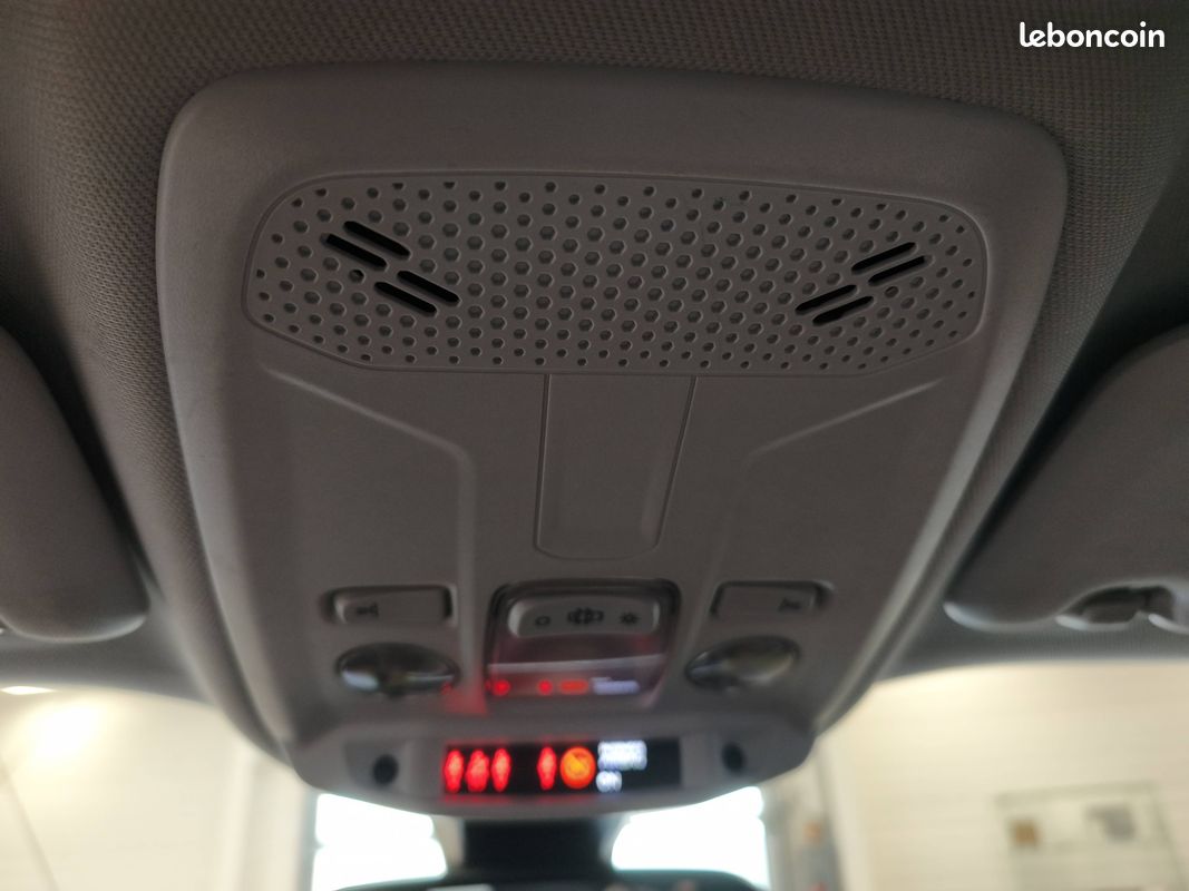 PEUGEOT 2008 BlueHDi 130 S&S EAT8 Allure (image 23)