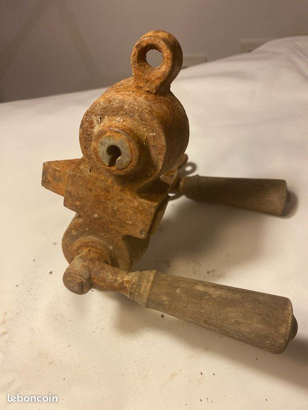 Serrure Gollot ancienne et poignées en acier et poignées en bois (image 1)