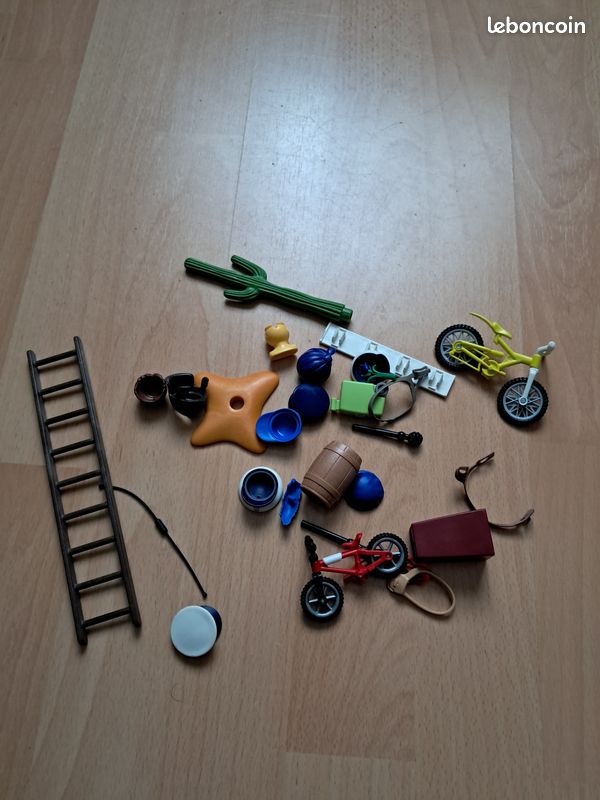 Lot de petits accessoires playmobil (image 1)