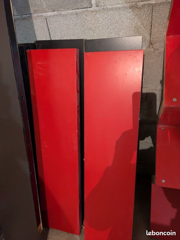 Étagères Ikea rouges et noires (image 3)