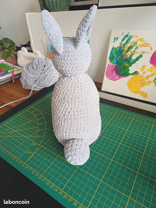Peluche lapin gris au crochet (image 4)