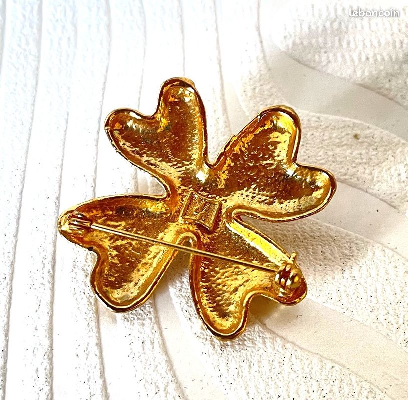 Broche Vintage Yves Rocher - Métal Doré Martelé Avec Demi-perle Bleue, Occasion