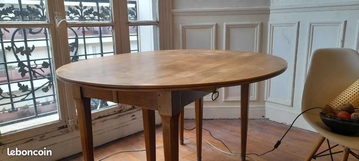Table ronde en noyer avec rallonges (image 1)