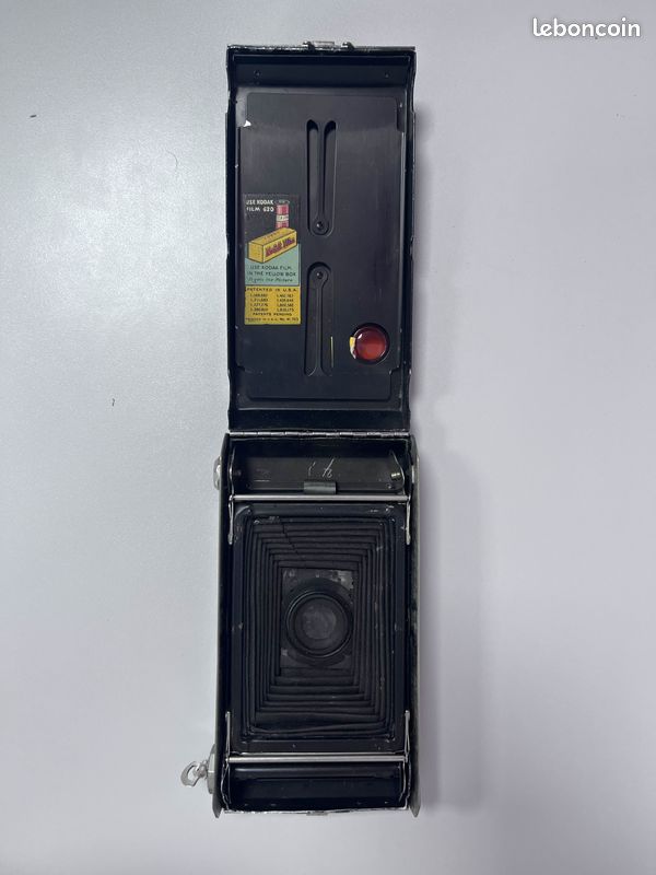 Appareil photo à soufflet KODAK 620 avec sa housse en cuir Époque XXe